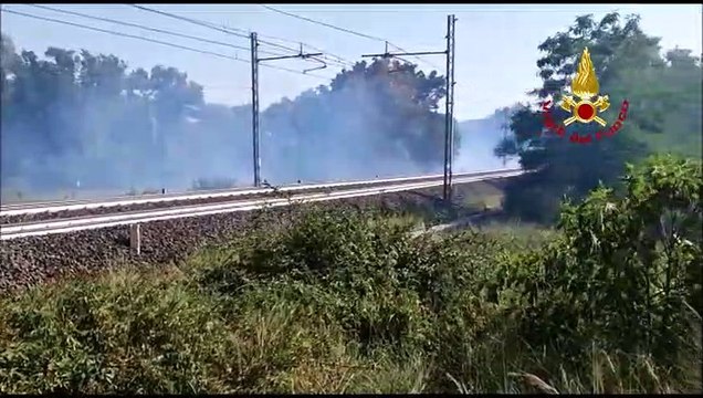 Umbria, incendio lungo i binari: intervento dei vigili del fuoco