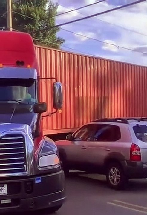 Elle ne veut pas reculer pour laisser passer un camion et bloque un carrefour