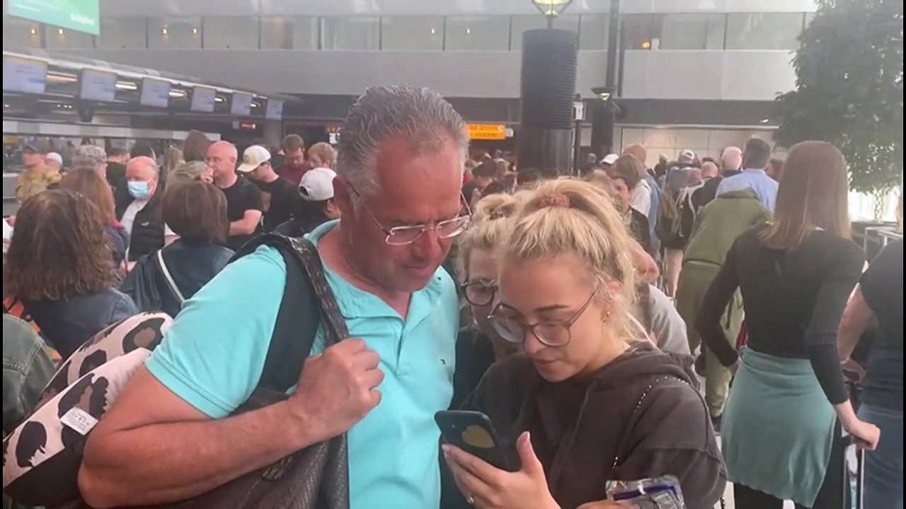 A l'aéroport Schiphol d'Amsterdam, de longues files d'attente