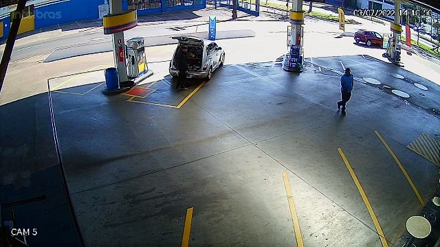 Imagens mostram motorista arrastando frentista ao fugir de posto sem pagar