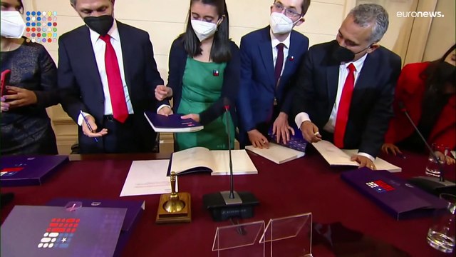 El presidente Boric recibe la propuesta final de la nueva Constitución chilena