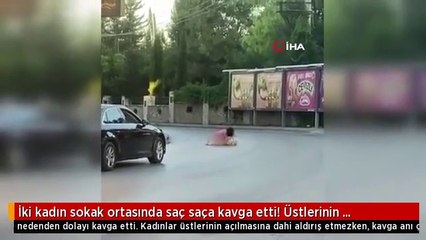 İki kadın sokak ortasında saç saça kavga etti! Üstlerinin açılmasına bile aldırış etmediler