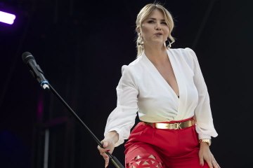 Kleiner Kostüm-Patzer: Hier sieht man Beatrice Eglis BH