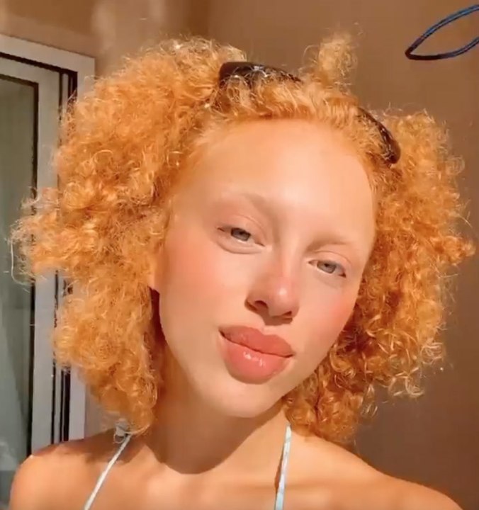 Im kleinen Schwarzen: Anna Ermakova wieder freizügig unterwegs