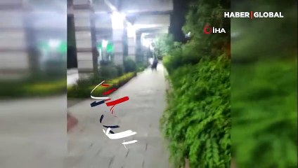 2 genç kız, sözlü tacizde bulunan kişiyi tekme tokat dövdü! O anlar kamerada