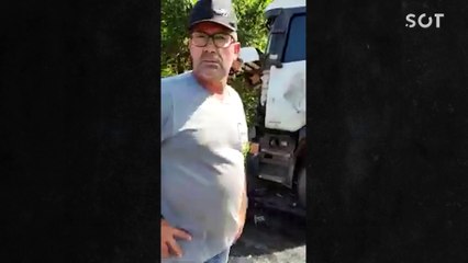 Acidente entre carreta e Hilux parte caminhonete ao meio na BR-364