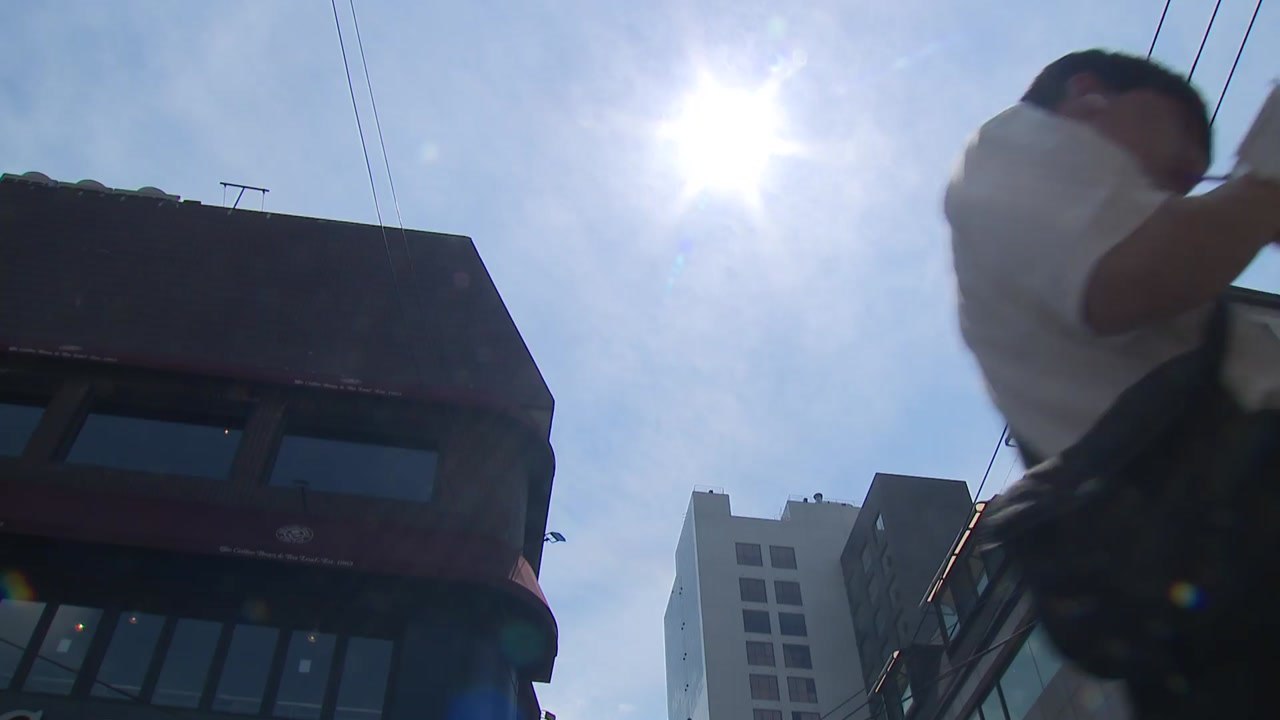 [날씨] 연일 무더위 기승, 서울 34℃...내륙 요란한 소나기 / YTN