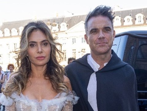 Pariser Couture-Woche: Robbie Williams erscheint in schwarzem Cape