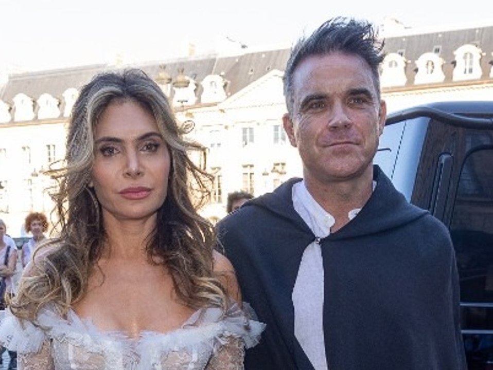 Pariser couture-woche: robbie williams erscheint in schwarzem cape