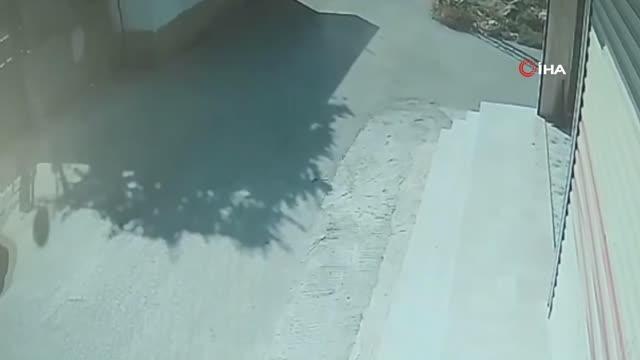 Uyuşturucu zanlısının kovalamaca sonrası yakalanma anı kamerada