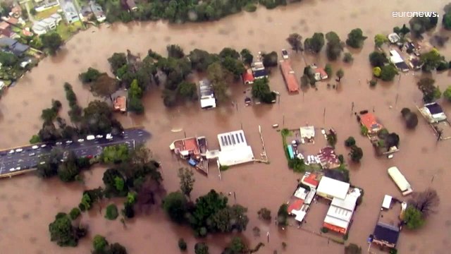 Les rivières en crue à la suite de quatre jours de pluies diluviennes ont submergé maisons et des routes, contraignant des dizaines de milliers d'habitants de Sydney à quitter leur domicile - VIDEO