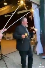 'Se beber, não brinque com o fogo'. Convidado causa incêndio em casamento