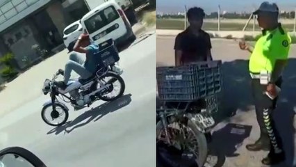 Gidonu ayaklarıyla kontrol eden motosikletliye para cezası