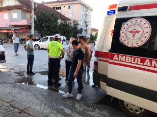 Hafifi ticari araç ile otomobil kafa kafaya çarpıştı... O anlar kamerada