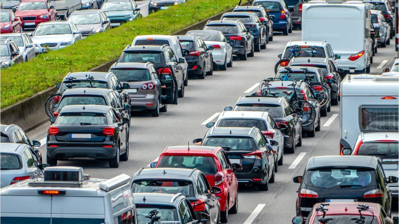 Gedränge und lange Staus: Viel Ferienverkehr auf den Fernstraßen