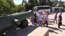Son dakika haberi: ÇANAKKALE - Balkanlar'dan gelen şehit ve gazi torunları Gelibolu'yu gururla gezdi