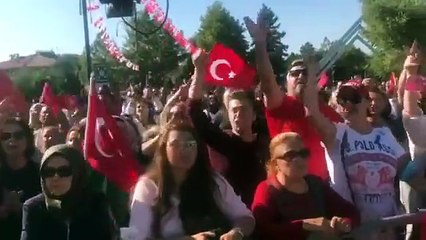 Aşı karşıtları basın mensuplarını yuhaladı