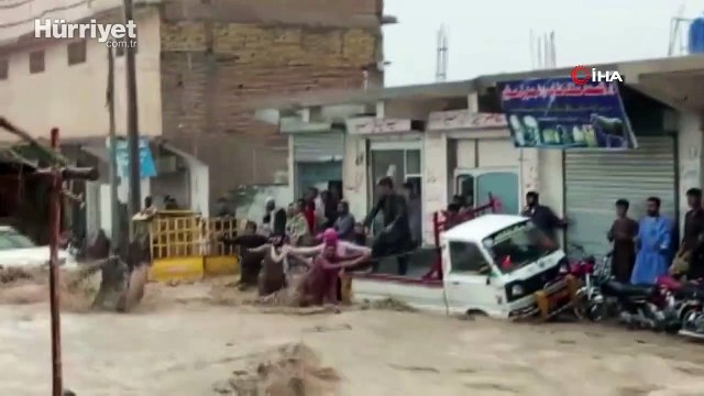Pakistan’da şiddetli yağış: Ölü ve yaralılar var