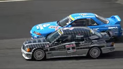 VÍDEO: Mercedes VS Nissan, ¡menuda lucha!