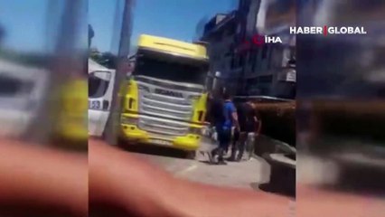 Aracı yumruklandı, şişe fırlattı! Yol verme kavgası kamerada