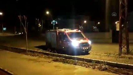 Dere kenarında mahsur kalan kedi yavrusu kurtarıldı