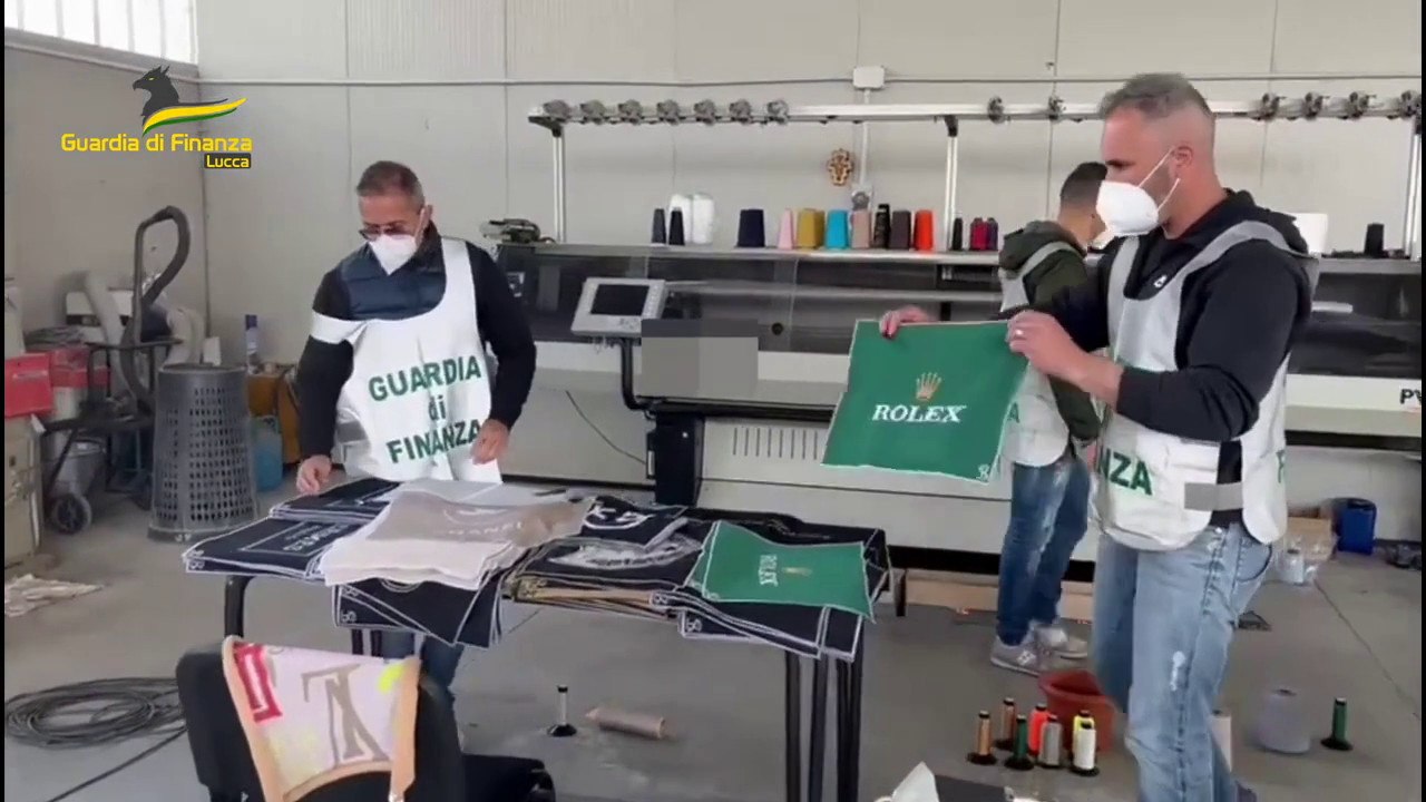Contraffazione, denunciate 9 persone, 13mila capi falsi sequestrati
