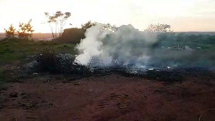 Corpo de Bombeiros combatem incêndio dentro da Unioeste