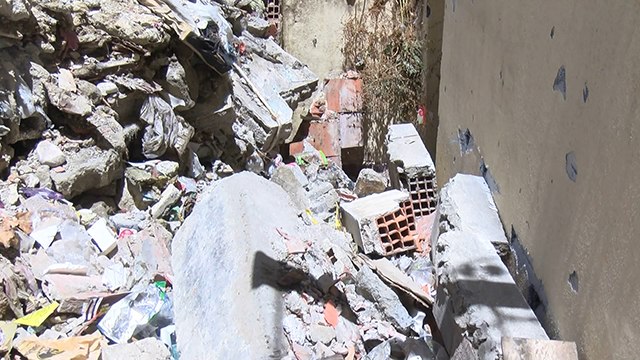 Esenyurt'ta duvar ikinci kez evin balkonuna çöktü