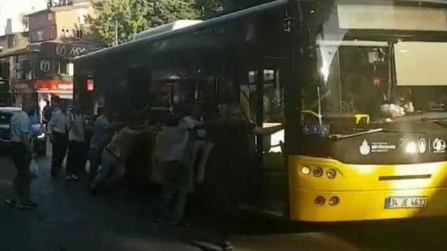 Çengelköy’de arızalanan İETT otobüsünü yolcular itti