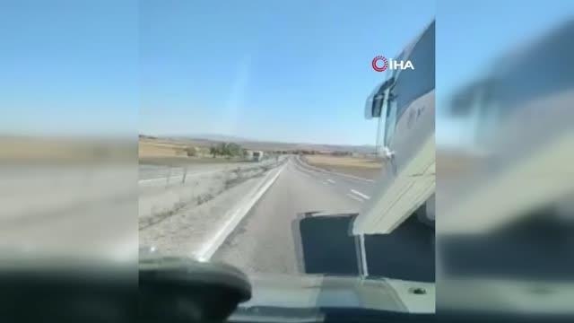 Sollamak isterken üzerine gelen otobüs, kazaya neden oldu... O anları böyle kaydetti