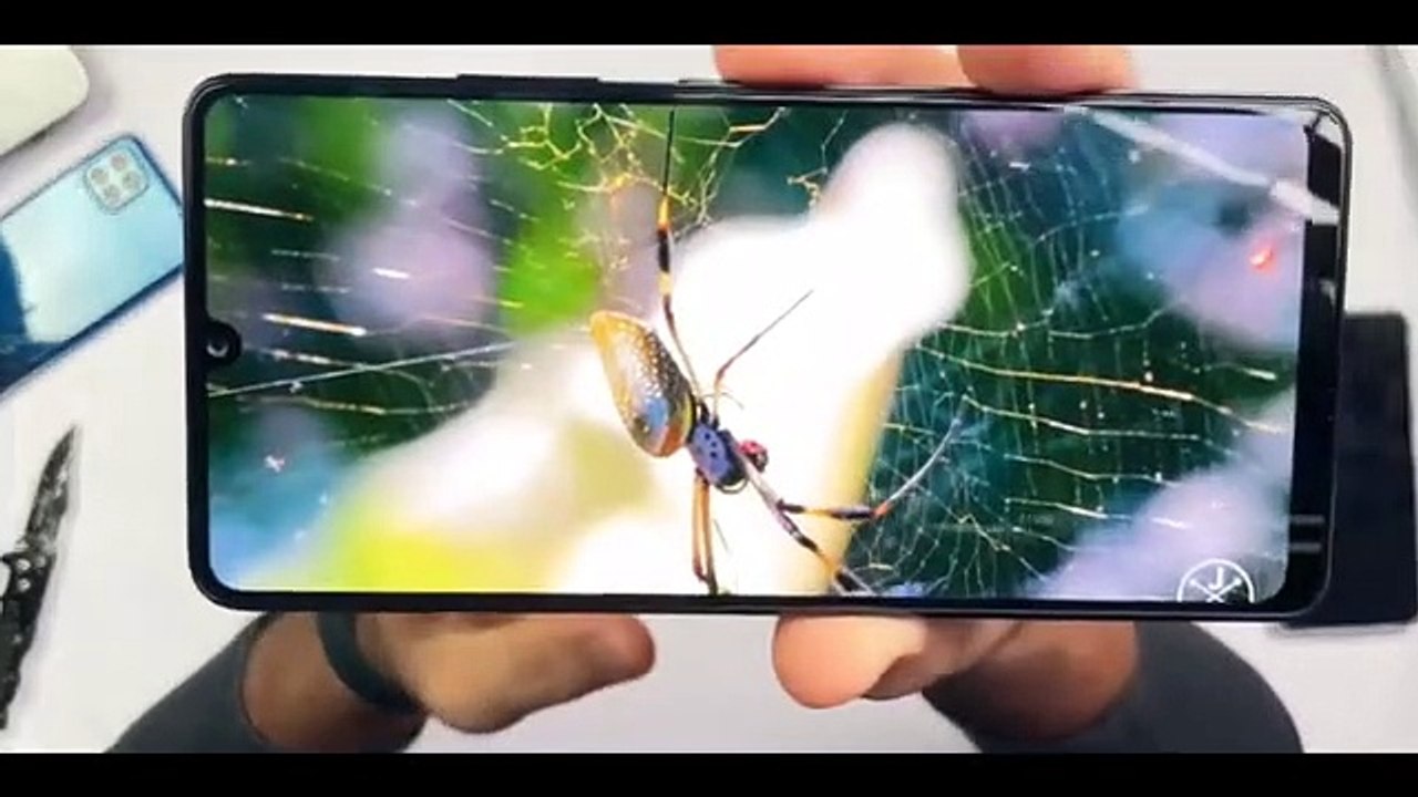 فتح صندوق Galaxy F13: هاتف سامسونغ الجديد من ال...