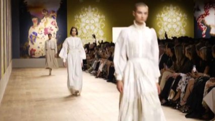 Tagli semplici e pizzo: collezione haute couture di Dior a Parigi