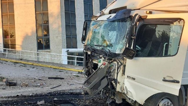 Kamyon önce iş yerine ve araçlara çarptı, baba oğul yaralandı