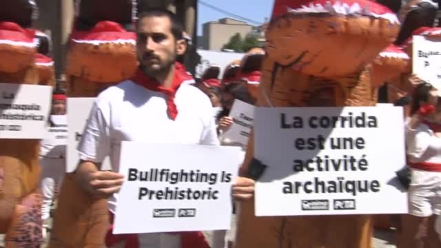 Los animalistas de Pamplona cambian sus cuerpos desnudos por disfraces de dinosaurios