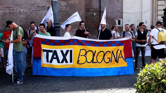 Roma, migliaia di tassisti in corteo: Difendiamo il nostro lavoro, non chiamateci lobby