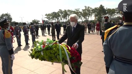 Tải video: Mozambico, Mattarella depone corona di fiori al Monumento agli Eroi