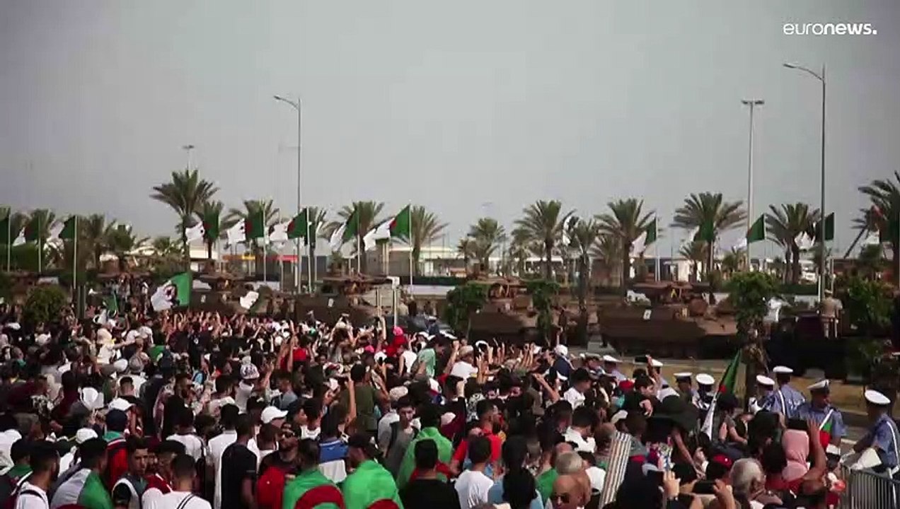 شاهد: احتفالات كبيرة في الجزائر في الذكرى الستين للاستقلال