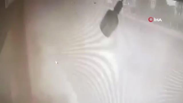 Yoldan çıkan kamyon otomotiv bayideki sıfır araçlara böyle çarptı