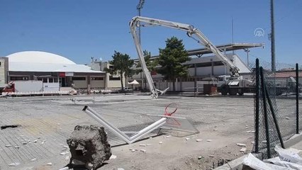 Beton pompasının kopan kolunun altında kalan işçi yaralandı