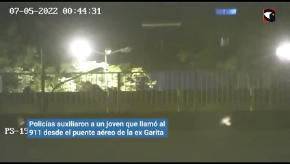 Policías auxiliaron a un joven que llamó al 911 desde el puente aéreo de la ex Garita