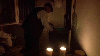 Eşini defnettiği köyde 25 yıldır elektriksiz yaşıyor