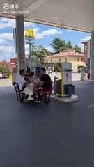 Une moto transformée en table de restaurant fait le plein