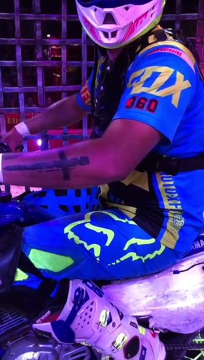 A l'intérieur du globe avec les motos au cirque Zavatta