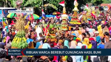 Ribuan Warga Berebut Gunungan Hasil Bumi