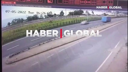 Rize'de 16 ton dinamit taşıyan tır ile kamyonet çarpıştı! O anlar kamerada