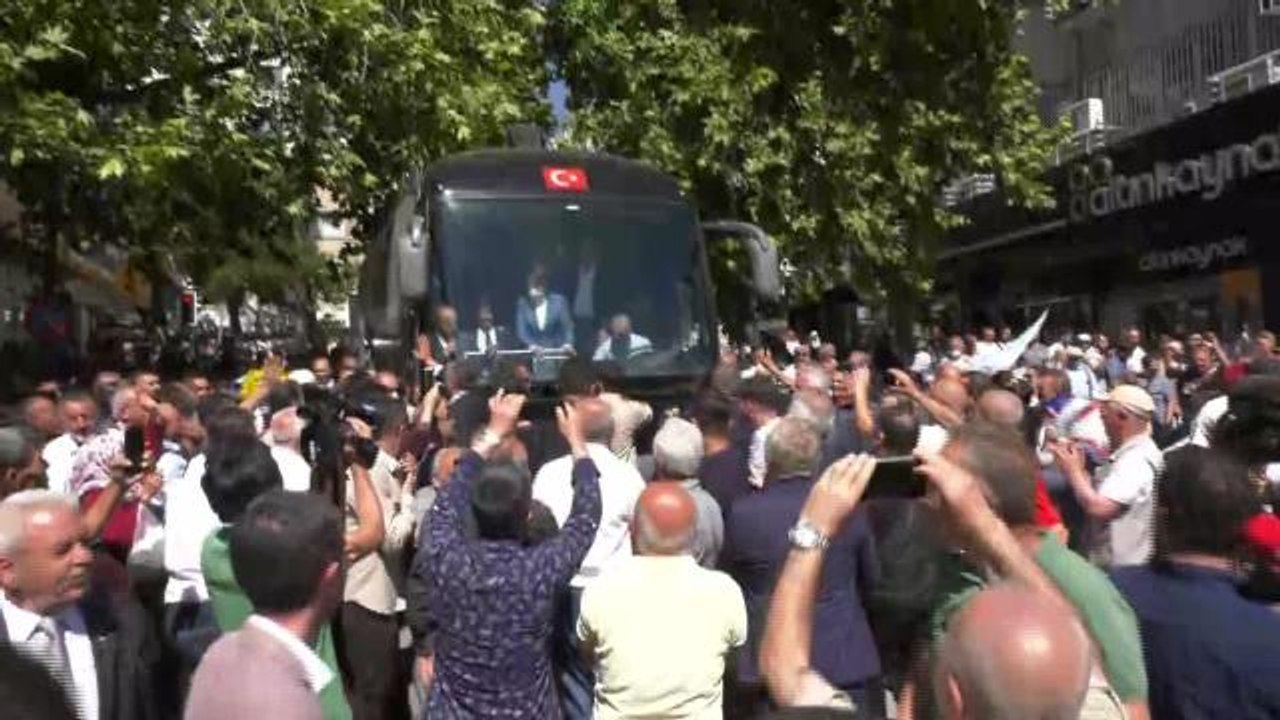 Akşener'e Sarılarak Ağlayan Kadın: "2 Bin 500 Lira Emekli Maaşı Alıyorum.