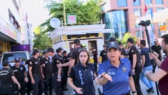 الشرطة التركية تستخدم الغاز المسيل للدموع لوقف مسيرة للمثليين في أنقرة