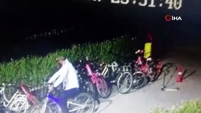 Hırsızlık anı kamerada! Yürüyerek gelip bisikletleri çaldılar