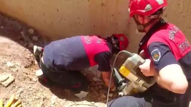 ŞANLIURFA - Boruya sıkışan köpek yavrularını itfaiye kurtardı