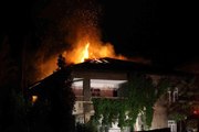 Son dakika haber... Muş'ta 2 katlı evin çatısında yangın çıktı